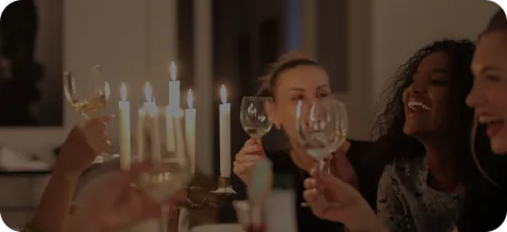 Tavolo di ospiti che brindano a una serata Magnamo